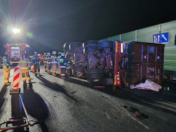 Mazowieckie: Nocna kolizja na DK7. Ciężarówka z kontenerami przewróciła się na remontowanym odcinku