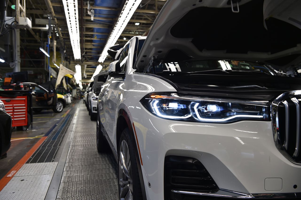 Z fabryki bawarskiego producenta w Spartanburgu, w Stanach Zjednoczonych, wyjechały pierwsze sztuki przedprodukcyjnej wersji BMW X7. Oznacza to, że projekt wszedł w ostatnią fazę testów. Wszystkie egzemplarze dostaną odpowiedni kamuflaż, aby nie zdradzały finalnych kształtów dużego SUV-a.