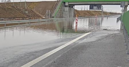Paraliż. Droga S6 została zalana