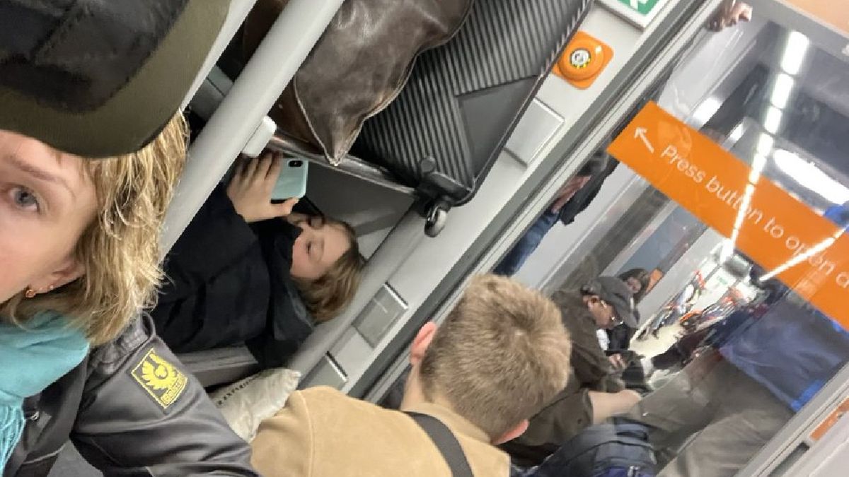 Syn kobiety przez całą trasę siedział upchnięty między bagażami