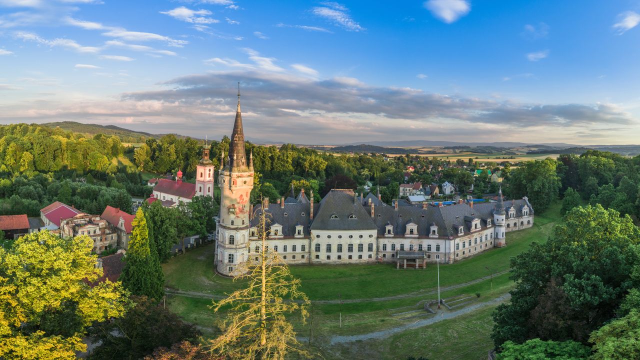 Pałac w Bożkowie to wielka rezydencja, której uroku dodaje frontowa wieża