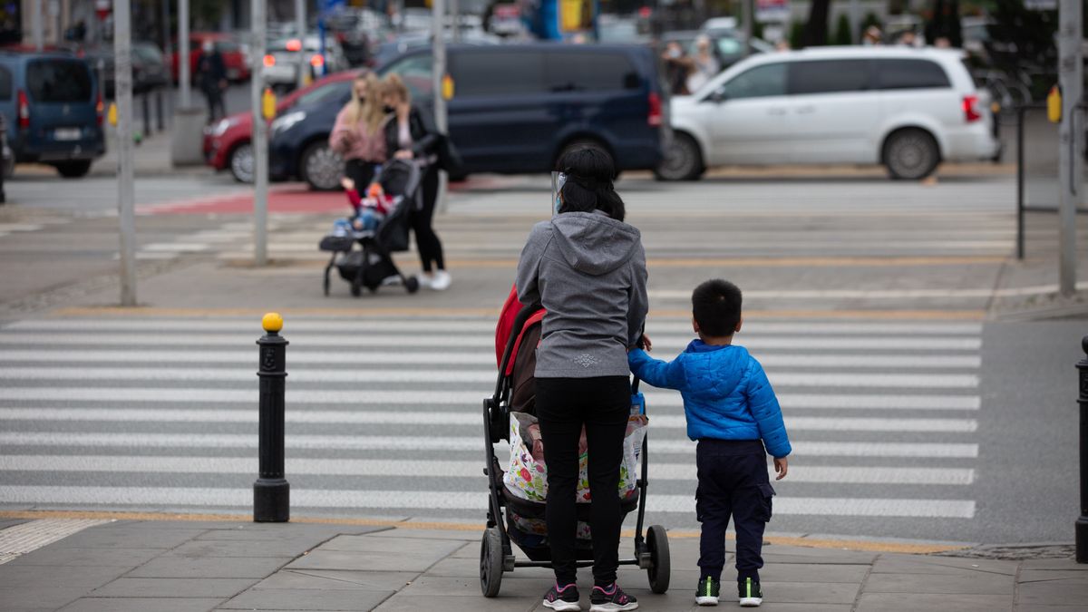 przejście dla pieszych pasy dziecko ludzie miasto warszawa polska ulica