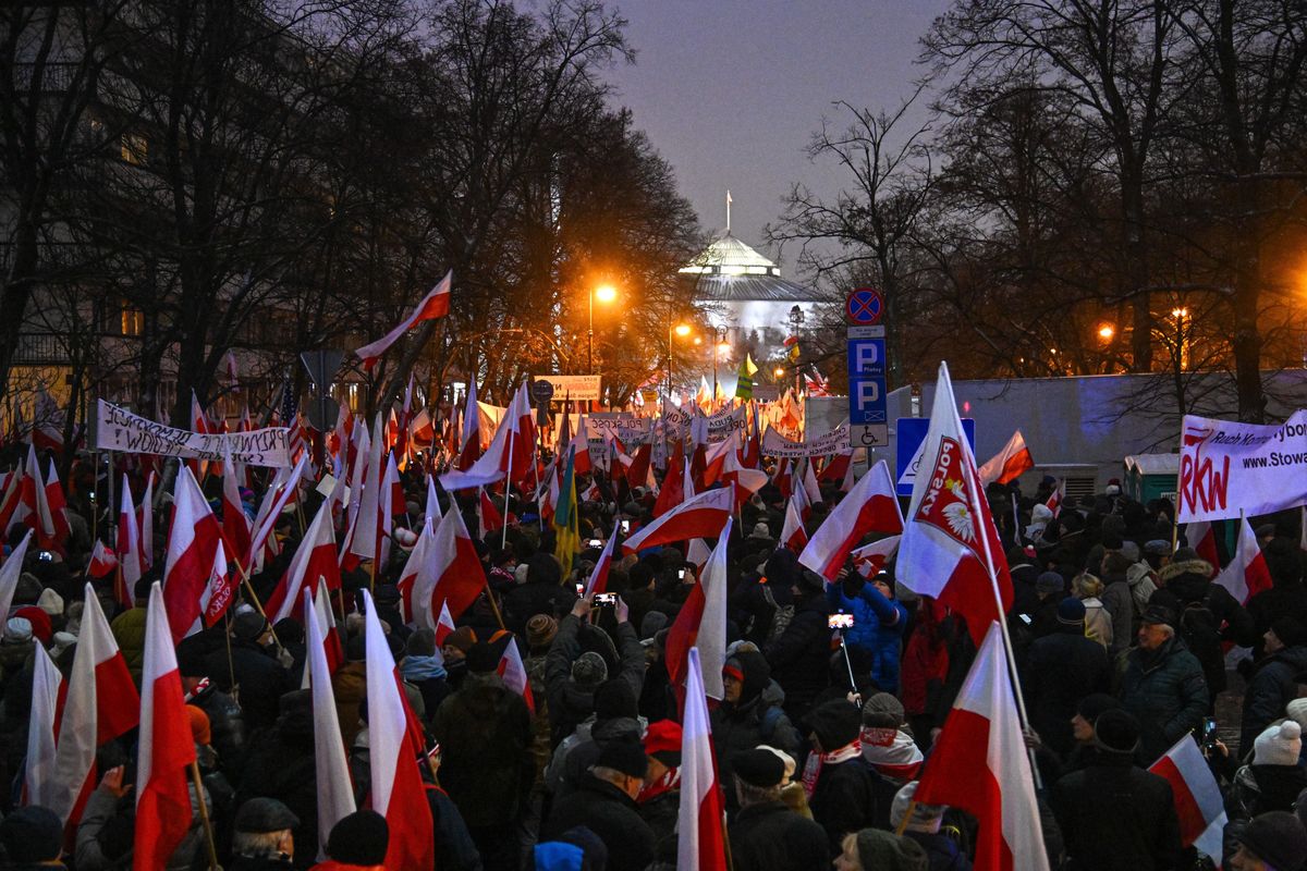 Uczestnicy organizowanej przez Prawo i Sprawiedliwości manifestacji "Protest Wolnych Polaków" przed siedzibą Sejmu w Warszawie