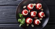 Nadziewane truskawki. Przepis na deser, który uświetni każdą imprezę