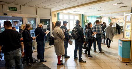 Długie kolejki w urzędach. Polacy masowo zastrzegają nr PESEL