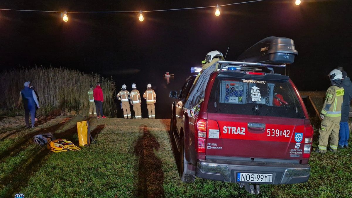 Auto stoczyło się do jeziora.