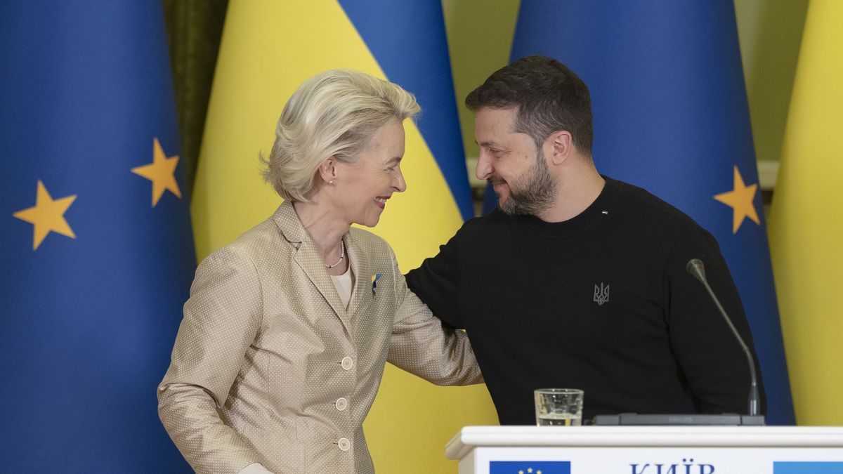 Ursula von der Leyen, president of the European Commission, left, and Volodymyr Zelenskiy, Ukraine's president, during a news conference in Kyiv, Ukraine, on Saturday, Nov. 4, 2023. Ursula von der Leyen met in Kyiv with Volodymyr Zelenskiy amid expectations that the European Union's executive arm will soon recommend a start to membership talks. Photographer: Andrew Kravchenko/Bloomberg via Getty Images
