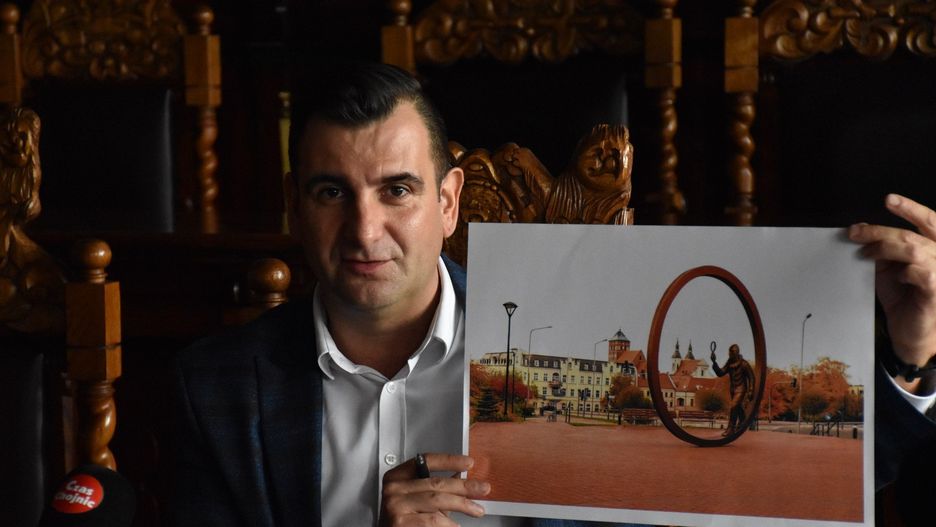 Zastępca burmistrza Chojnic Adam Kopczyński prezentuje wstępną koncepcję rzeźby