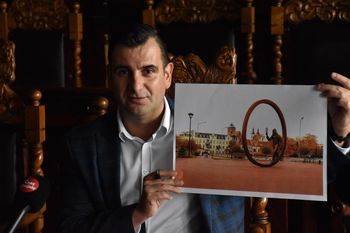 Chojnice: Nie będzie napisu z serduszkiem, a postać Pierrota w kole? Ratusz czeka na komentarze