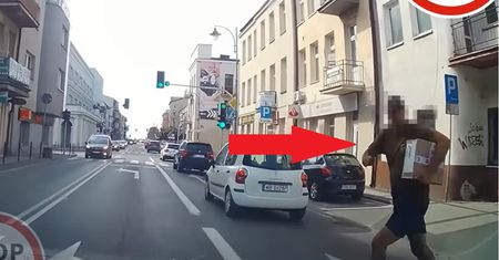 Kurier wbiegł pod samochód. O krok od tragedii