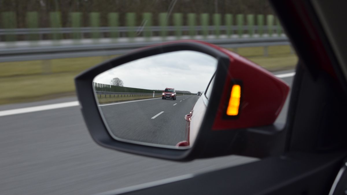 Asystent martwego pola to jeden z najbardziej przydatnych i praktycznych systemów bezpieczeństwa.