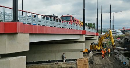 Sześć 32-tonowych ciężarówek wjechało na nowy most al. Unii Lubelskiej. To decydujący test przed dopuszczeniem do użytku