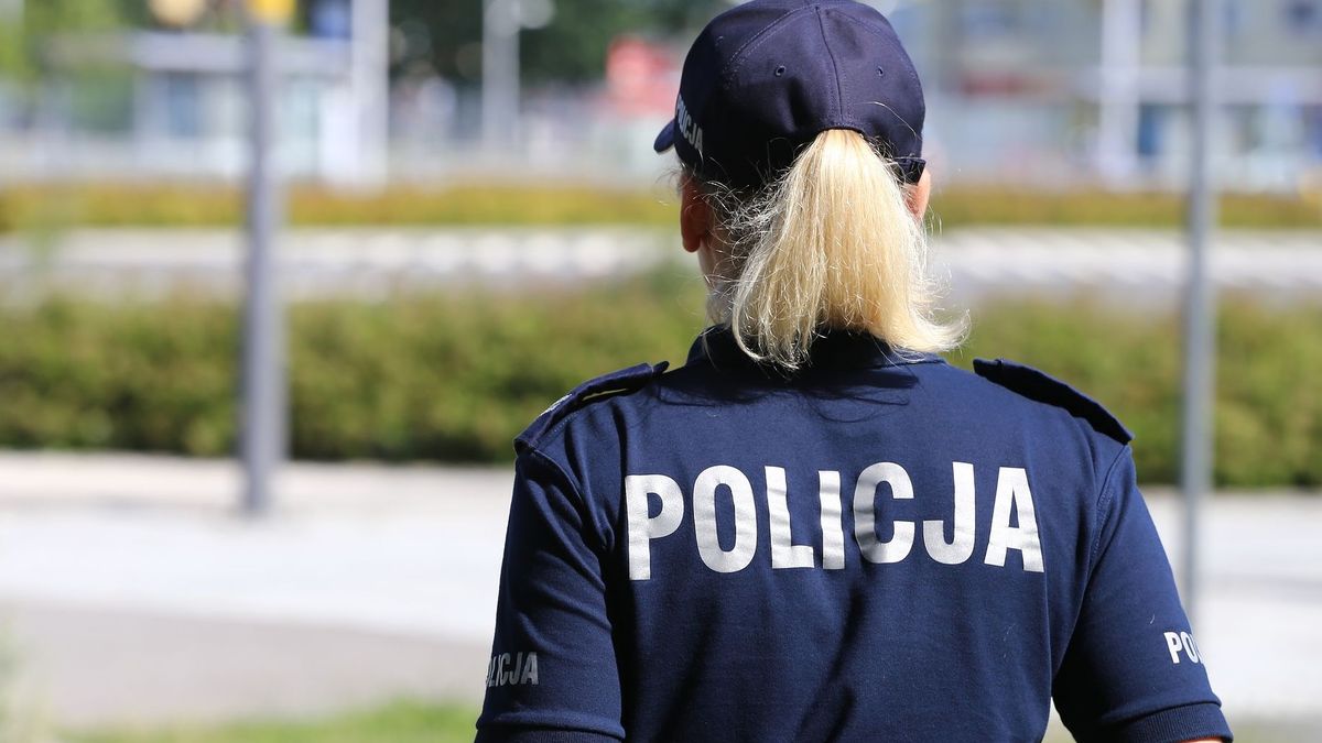 Policjantka radzi, jak przygotować plecak ewakuacyjny