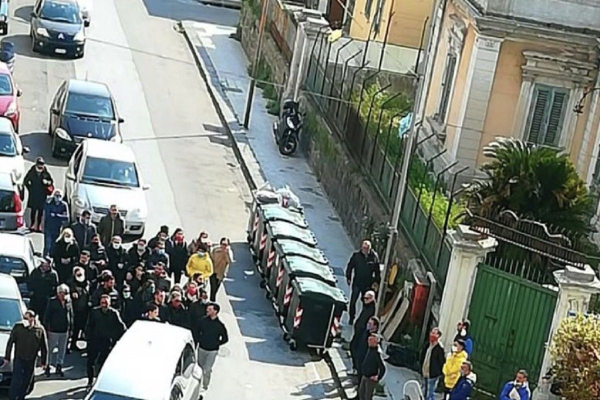 W trakcie trwania epidemii koronawirusa, na Sycylii odbył się pogrzeb jednego z członków rodziny mafijnej. 