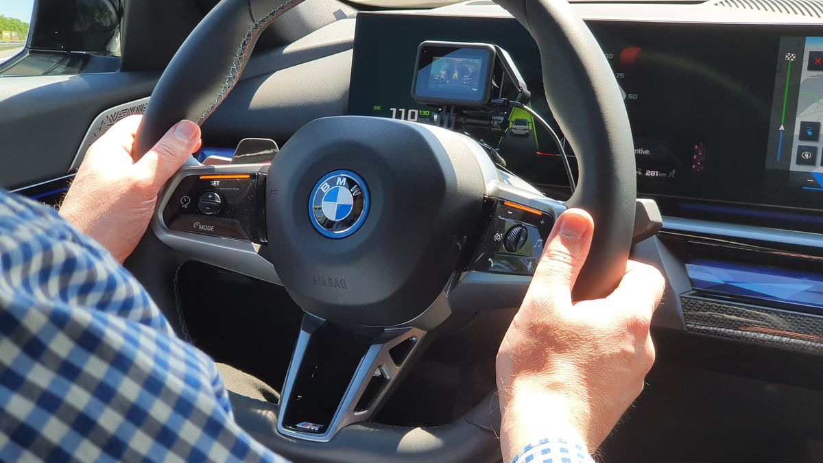 Lampki na kierownicy informują o tym, czy auto prowadzi się z asystentami, czy bez