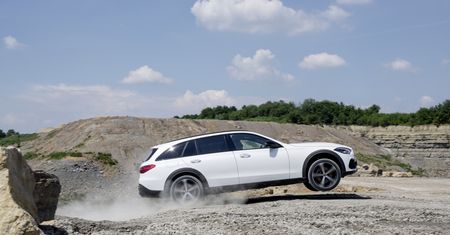 Mercedes wrzucił Klasę C na szczudła. All-terain przewiezie szafę i chętnie się pobrudzi