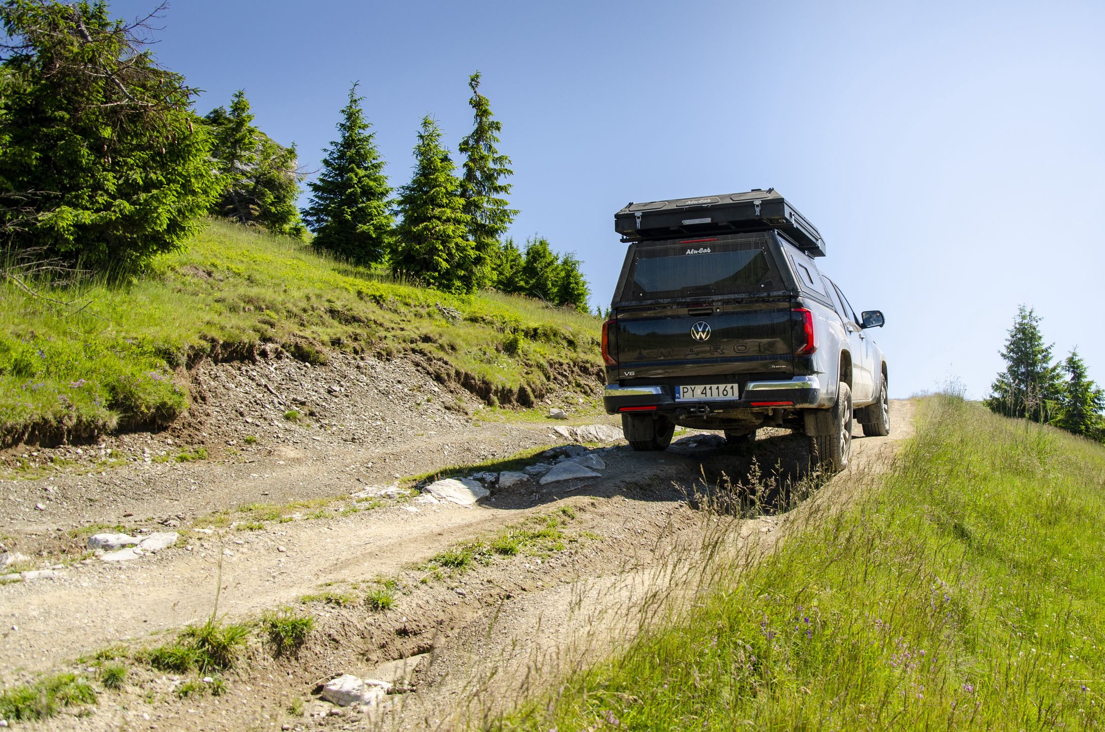 Zwykła droga lokalna kiedy popada deszcz, może zamienić się w trudny offroad lub stać całkowicie nieprzejezdna