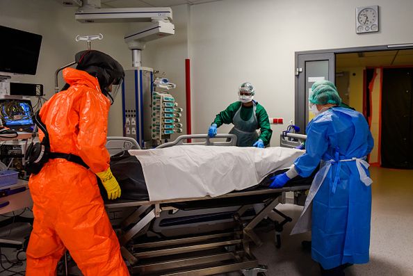 Ile osób zaszczepionych umiera z powodu COVID-19?