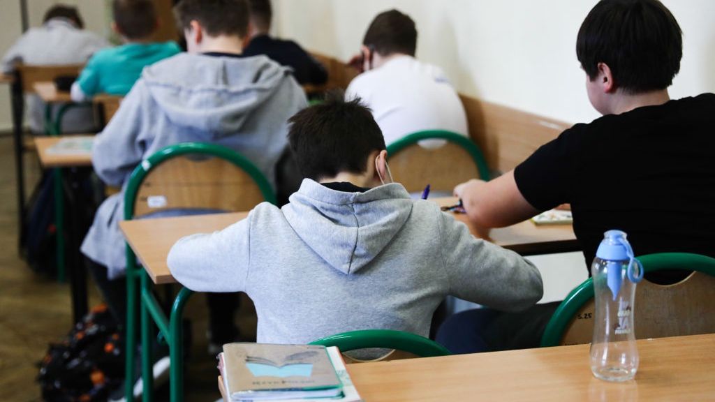 Pupils from Ukraine attend school with Polish children in KrakowKRAKOW, POLAND - MARCH 18: A primary school where children fleeing from Ukraine due Russian attacks attend classes together with Polish pupils, in Krakow, Poland on March 18, 2022. Russian attacks on Ukraine causes mass exodus to Poland. (Photo by Stringer/Anadolu Agency via Getty Images)Anadolukid, kids, primary, pupil, pupils, refugees, school