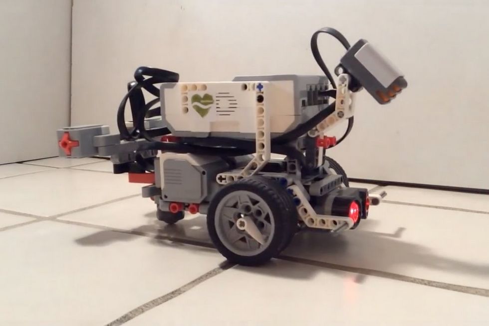 Robot sterowany mózgiem nicienia. Cyfrowe życie z klocków Lego 1