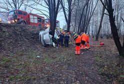Wypadł z drogi i uderzył w drzewo. Wyciągali go kilkadziesiąt minut