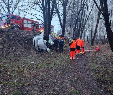 Wypadł z drogi i uderzył w drzewo. Wyciągali go kilkadziesiąt minut