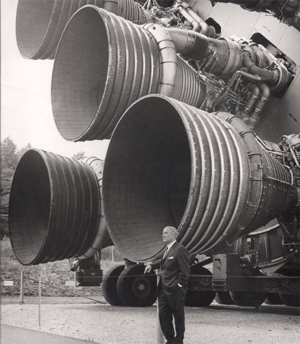 Wernher von Braun i silniki rakiety Saturn (Fot. Dvice.com)