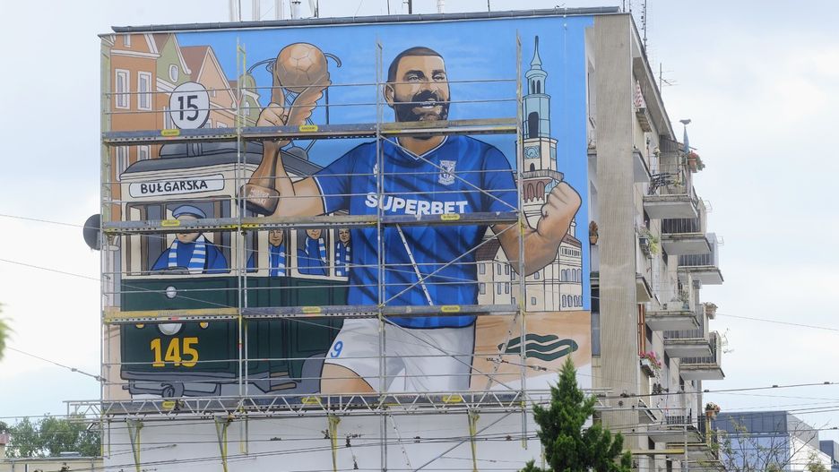 Poprawiony mural Mikaela Ishaka w Poznaniu. Kapitan Lecha Poznań już bardziej przypomina siebie.