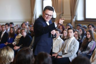 Szymon Hołownia o "sejmowych seniorach". Miał apel do młodych Polaków