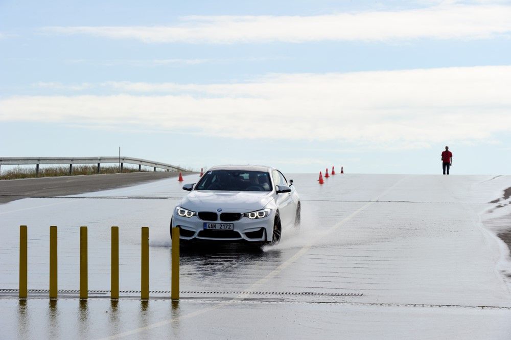 Dzięki świetnemu rozkładowi mas na osie BMW M4 po wyłączeniu wszelkich asystentów radzi sobie nieźle nawet na mokrym torze.