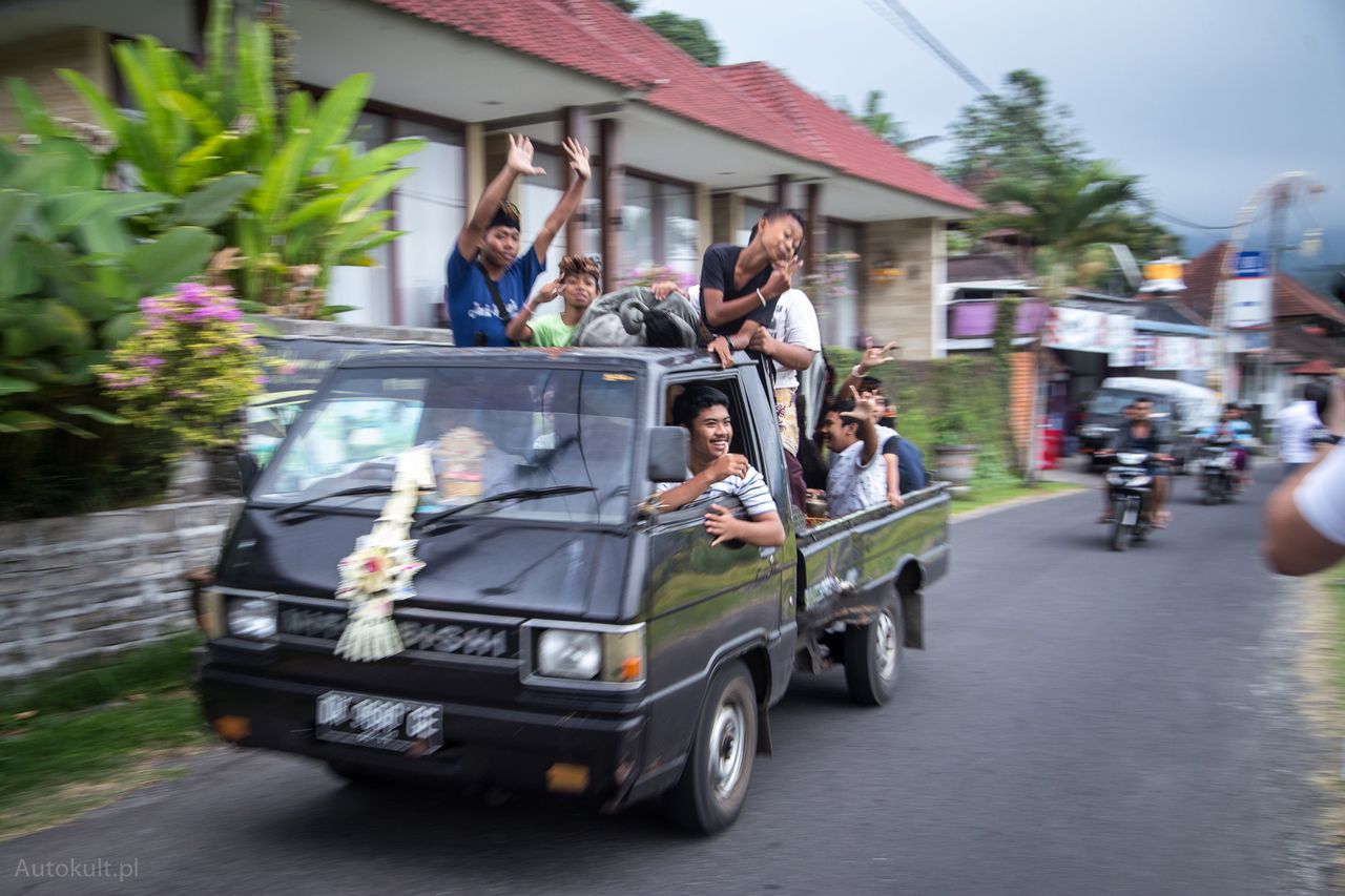 Jazda na indonezyjskich drogach gwarantuje duże emocje, ale ostatecznie nie ma się czego bać (fot. Mateusz Żuchowski)