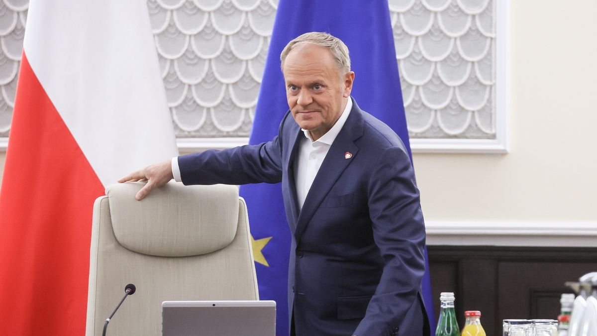 Warszawa, 20.05.2025. Premier Donald Tusk przed posiedzeniem rządu w siedzibie KPRM w Warszawie, 20 bm. Rząd zajmie się m.in. kolejnym pakietem projektów deregulacyjnych. (mr) PAP/Leszek Szymański