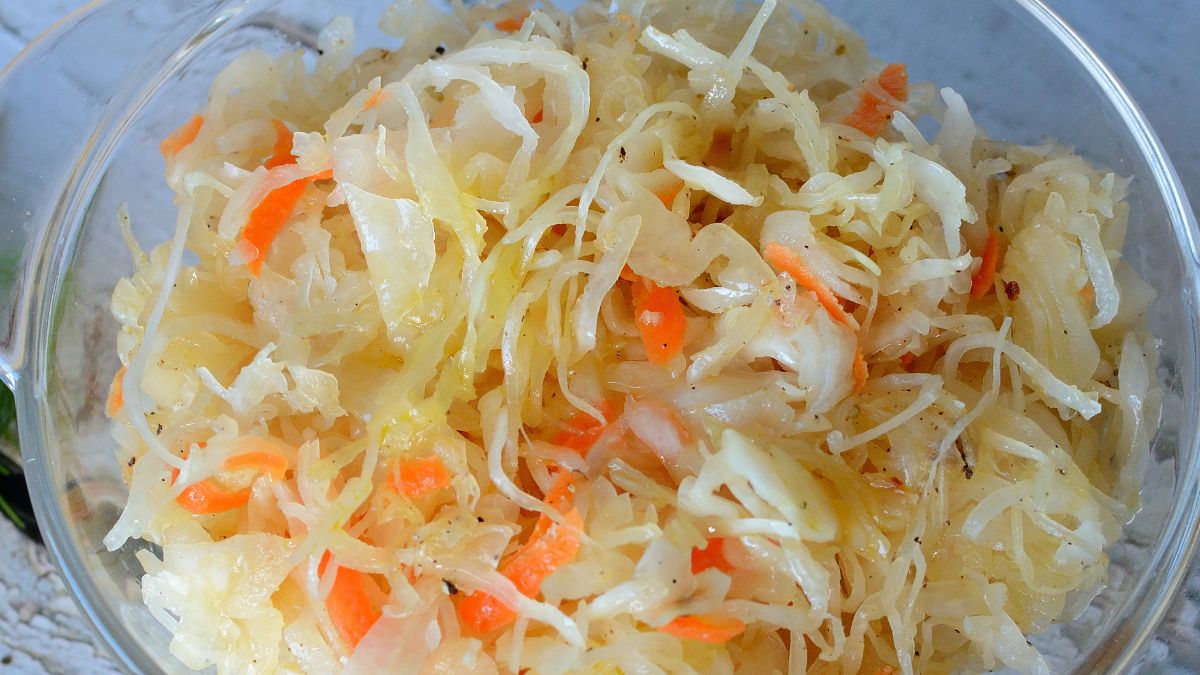 Surówka z kapusty kiszonej to popularny dodatek do obiadu