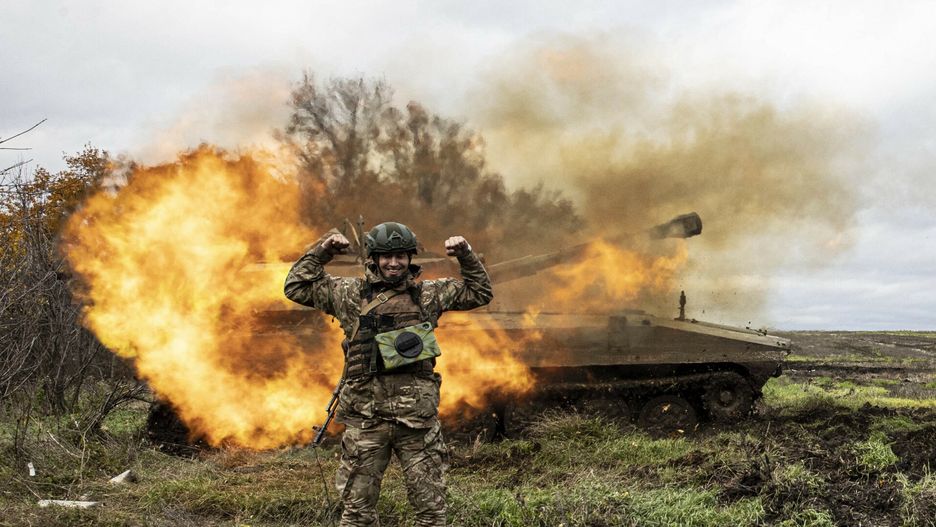 Wojna w Ukrainie - bitwa o BachmutBAKHMUT, UKRAINE - OCTOBER 28: Howitzers of the 53rd Mechanized Brigade fire towards Russian points in Bakhmut, Donetsk Oblast, Ukraine on October 28, 2022 as conflicts continue in the Russian-Ukrainian war. Metin Aktas / Anadolu Agency/ABACAPRESS.COMAA/ABACA