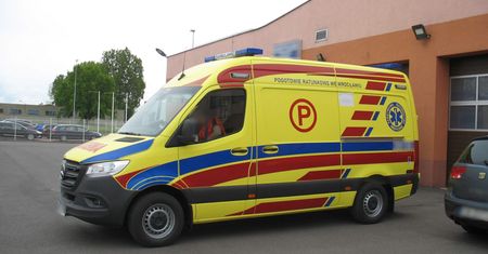 Naćpany sanitariusz woził w karetce martwą pacjentkę. Był już karany