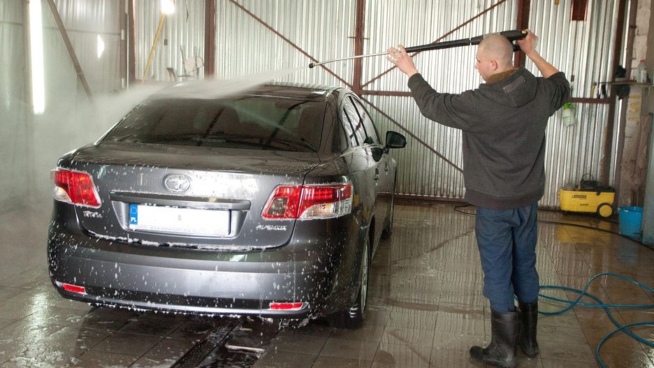 Przygotowania samochodu do jesieni najlepiej rozpocząć od dokładnego mycia.