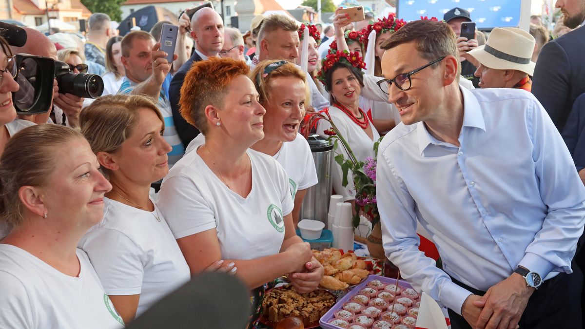 Premier Mateusz Morawiecki jeździ po kraju i zachwala "Polski Ład". Na zdjęciu robi podczas Pikniku Rodzinnego w Tykocinie 