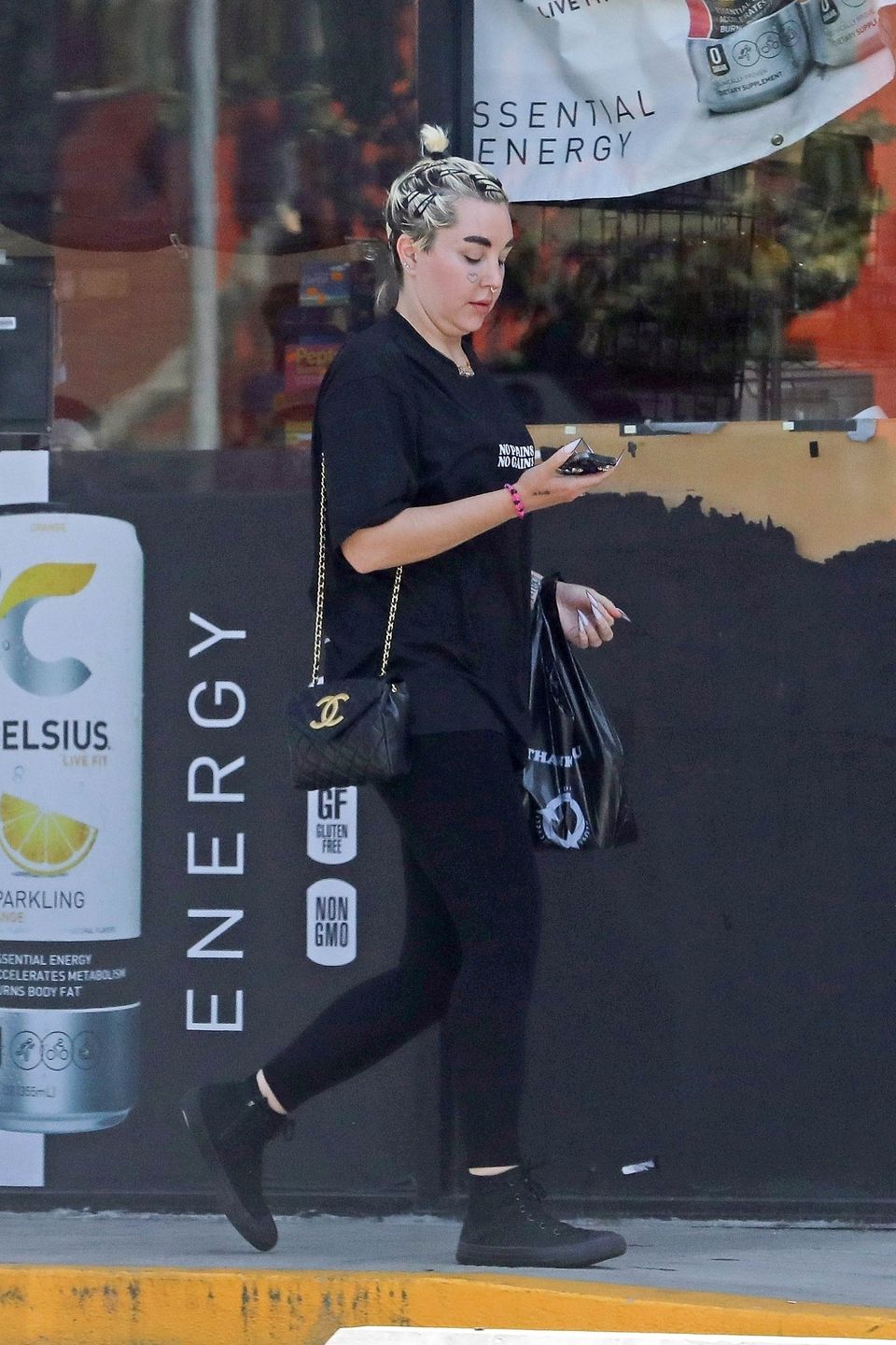 Amanda Bynes na spacerze