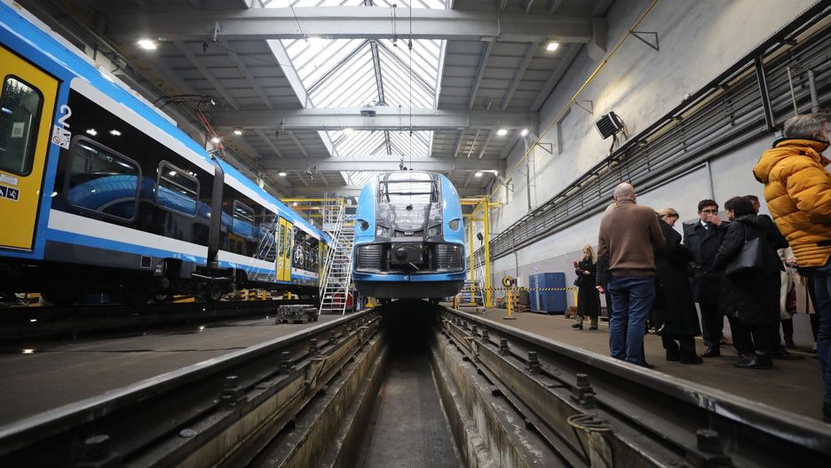 Na ten moment regionalny przewoźnik mógłby zatrudnić 300 nowych osób. Wiąże się to z planami inwestycyjnymi kolejowej spółki, która zamówiła już m.in. 35 nowych składów, a w przyszłym roku planuje obsłużyć aż 10 mln pasażerów