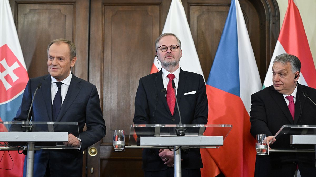 Praga, Czechy, 27.02.2024. Premier RP Donald Tusk (L), premier Czech Petr Fiala (C) i premier Węgier Victor Orban (P) podczas konferencji prasowej, po spotkaniu w Pradze, 27 bm. W Pradze odbył się szczyt Grupy Wyszehradzkiej (V4). Tematami rozmów były bezpieczeństwo energetyczne, strategiczna agenda UE i zapobieganie nielegalnej migracji. (mr) PAP/Radek Pietruszka