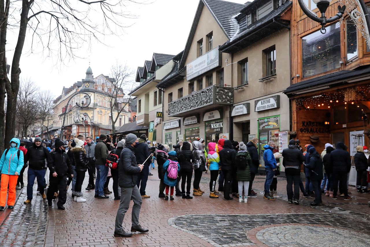 Zakopane. Otwarta restauracja na Krupówkach.