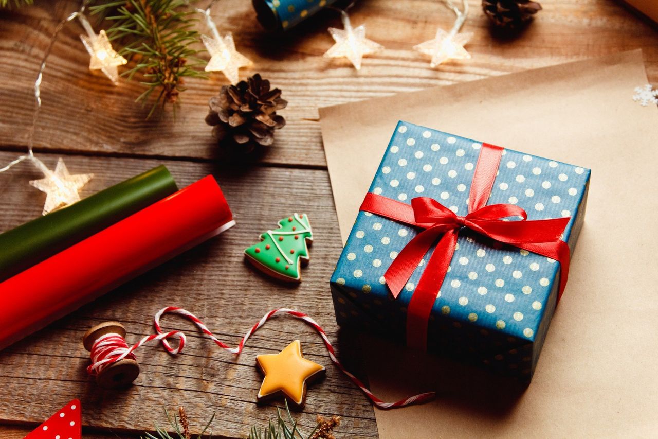 Prezenty na Mikołajki do 50 zł. Pomysły na podarunki dla każdego! Sprawdź te niedrogie propozycje prezentów mikołajkowych