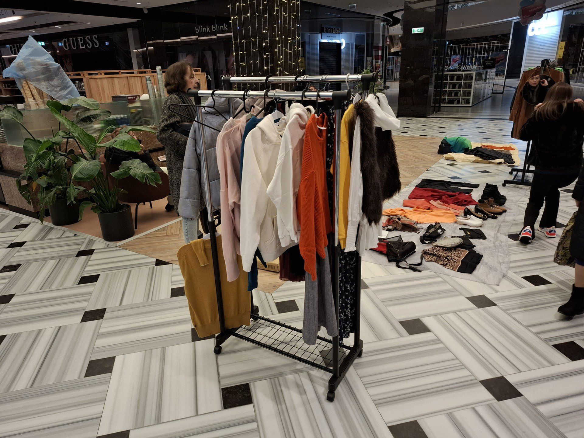 Trwa wyprzedaż garażowa w CH Promenada. Na miejscu perełki za półdarmo!