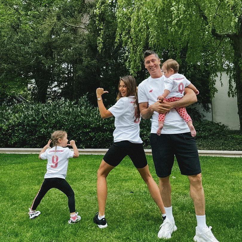 Lewandowscy świętują 8. rocznicę ślubu wspólnym zdjęciem. Piękni?