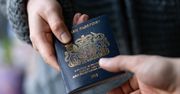 Co z brytyjskimi paszportami? Były wydawane w imieniu królowej