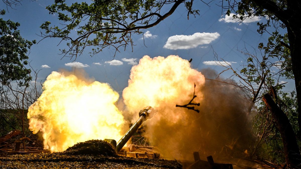 Wojna w Ukrainie rok 2025
Soldiers from the artillery crew of the Striletskyi Special Forces Police Battalion of the Main Department of the National Police in the Zaporizhzhia region fire a 122-mm howitzer D-30 at the positions of Russian troops in the Zaporizhzhia region, Ukraine, on May 23, 2025. (Photo by Dmytro Smolienko/Ukrinform)
Dmytro Smolienko
