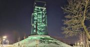 Chełmek: Wieża widokowa w wieczornej odsłonie. Okazałą budowlę na szczycie wzgórza Skała widać z daleka