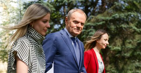 Donald Tusk sam sobie przeczy. I robi to w najgorszym momencie [OPINIA]