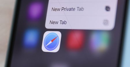 Przejmują kontrolę nad iOS. Wystarczy otworzyć przeglądarkę