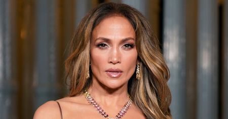 54-letnia Jennifer Lopez pokazuje, jak wygląda w NATURALNEJ odsłonie. Fani zachwyceni: "Kocham J.Lo w takim wydaniu" (WIDEO)